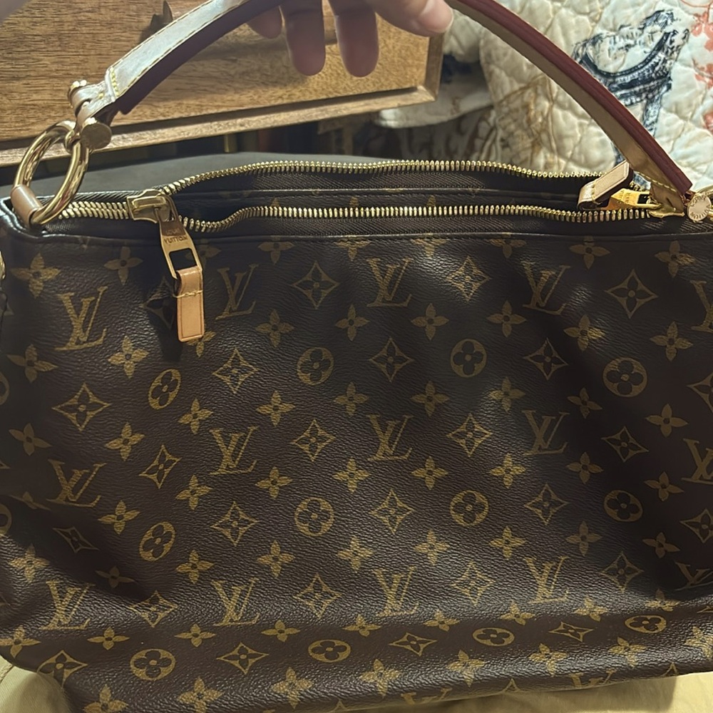 Selling my louis vuitton bag.